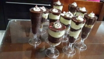 اكواب الشوكولاتة بكريمة الشوكولاته