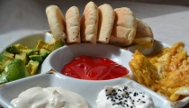 لوجبة الفطور البيض المقلي مع الخضر