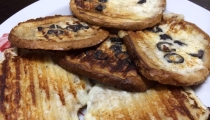 خبز محمص بالزبدة وجبنة الحلومي والزيتون