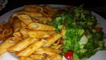 معكرونة بيني بصلصة البندورة