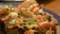 شوربة ثمار البحر مع خبز الثوم