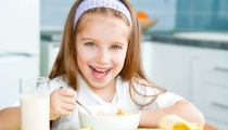 6 طرق أقناع طفلك بتناول طعامه كله