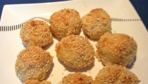 معجنات بالجبنة والسمسم