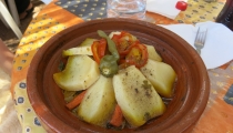 طاجين مغربي باللحم والخضار
