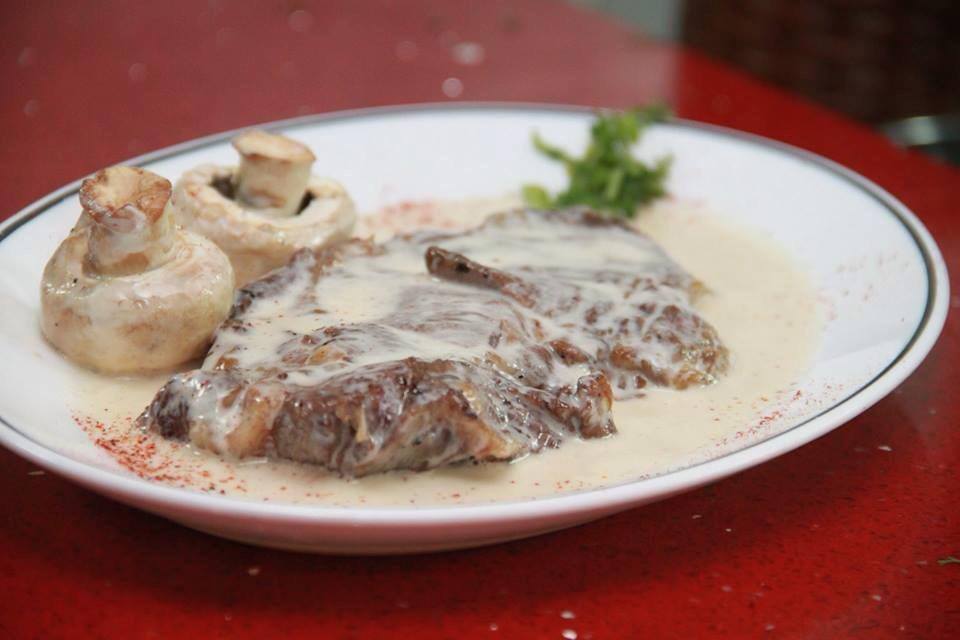 مطعم مارينا في عكا يعانق ميناء عكا ويتميز باشهى الوجبات